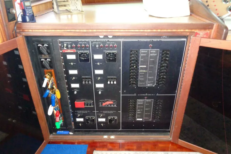 Slide: The Image of Hatteras 70 Cockpit Motor Yacht 1987 - 40