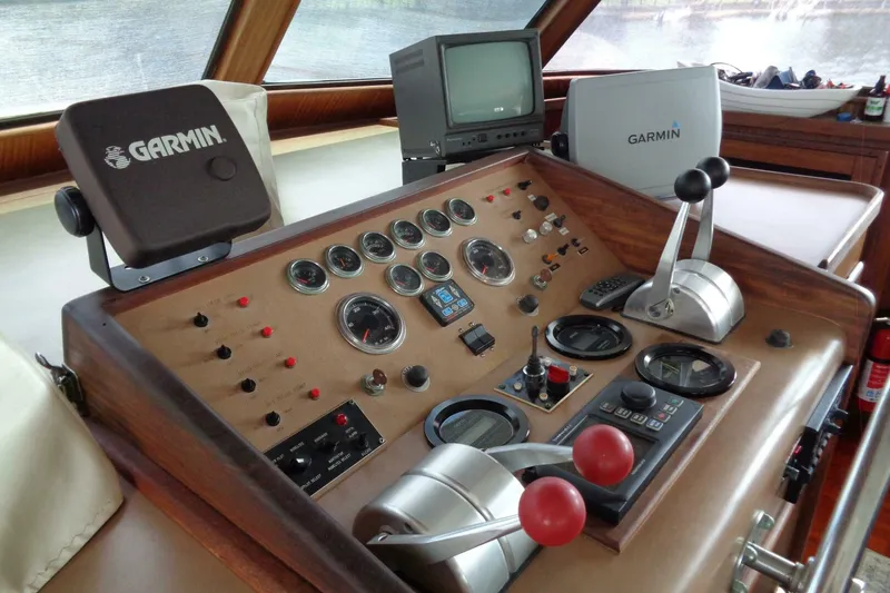 Slide: The Image of Hatteras 70 Cockpit Motor Yacht 1987 - 44