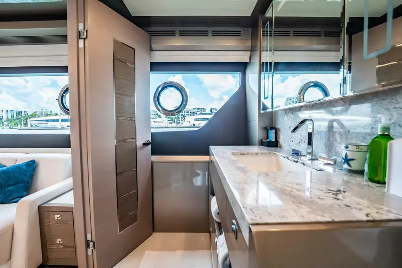 Slide: The Image of Ocean Alexander 27 Explorer 2021 - 39