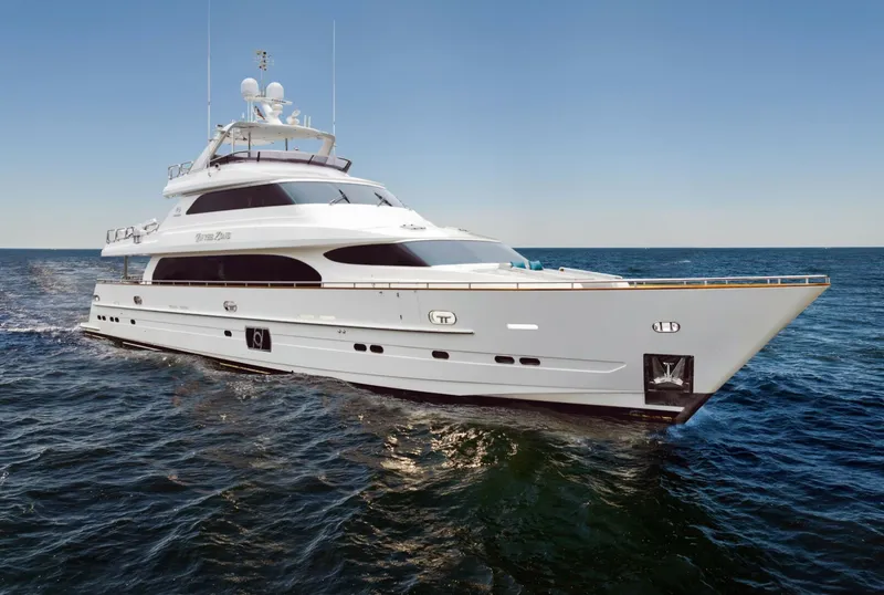 The Image of Horizon P110 Tri-Deck 2012 - 0