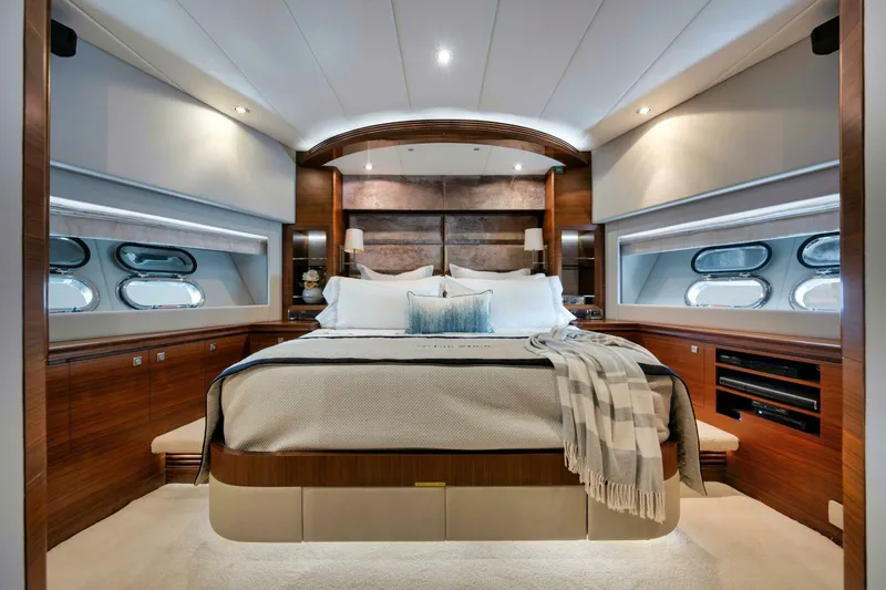 Slide: The Image of Horizon P110 Tri-Deck 2012 - 21