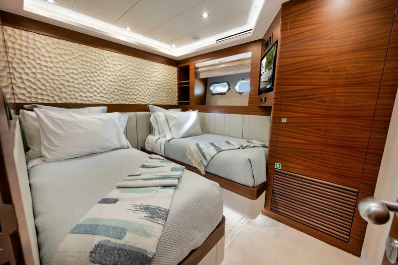 Slide: The Image of Horizon P110 Tri-Deck 2012 - 25