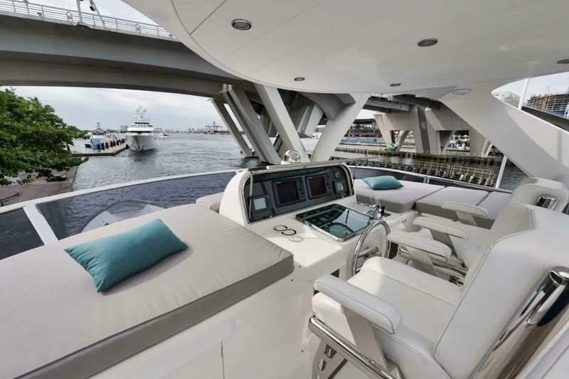 Slide: The Image of Horizon P110 Tri-Deck 2012 - 32