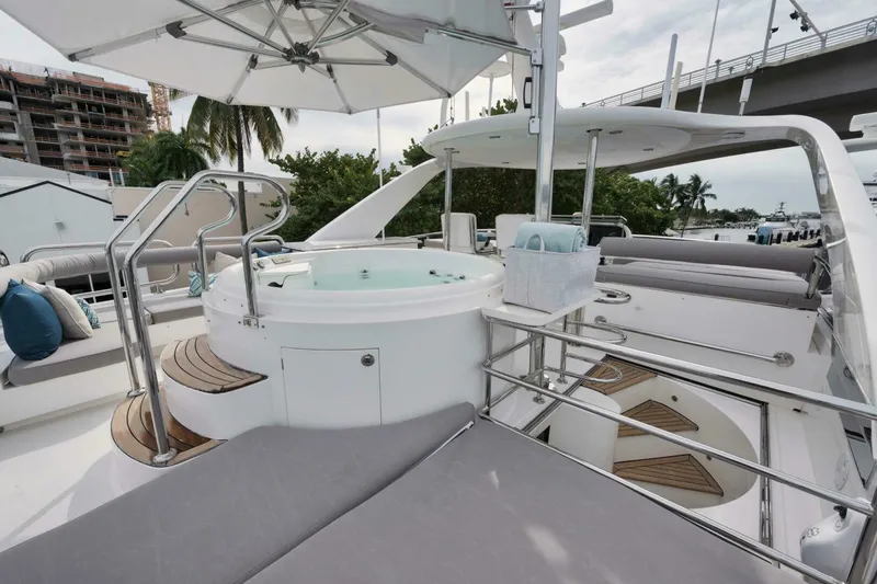 Slide: The Image of Horizon P110 Tri-Deck 2012 - 33