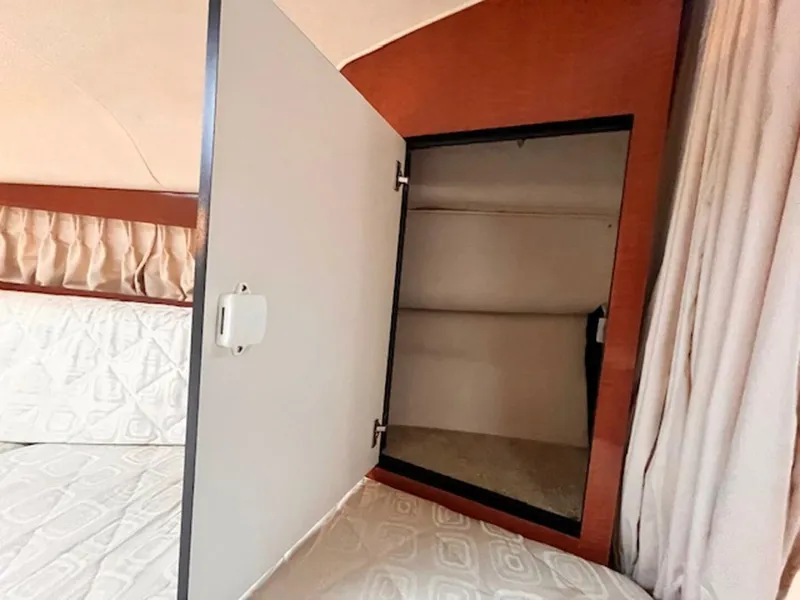 Slide: The Image of Sea Ray 300 Sundancer 2003 - 23