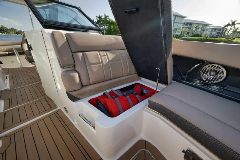 Slide: The Image of Sea Ray 350 SLX 2016 - 10