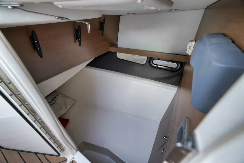 Slide: The Image of Sea Ray 350 SLX 2016 - 11