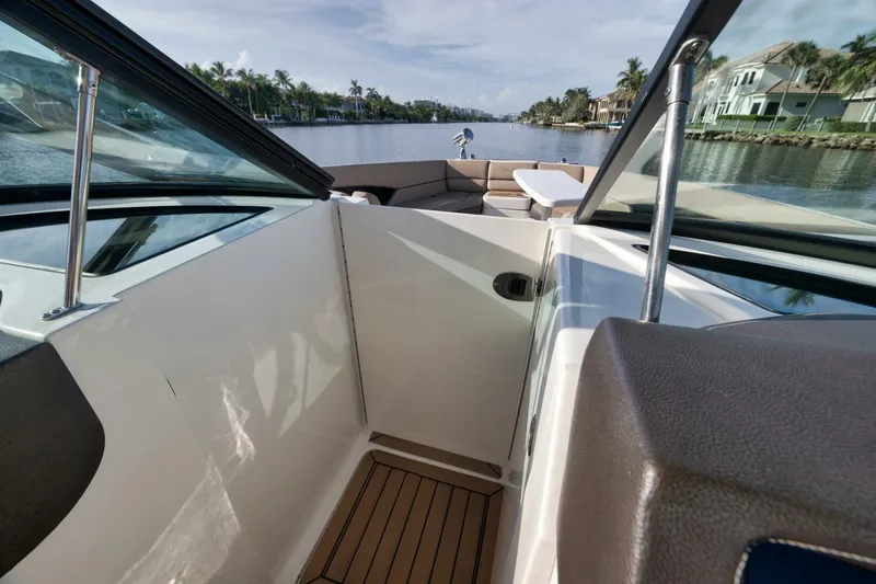 Slide: The Image of Sea Ray 350 SLX 2016 - 13