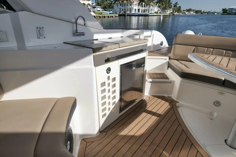 Slide: The Image of Sea Ray 350 SLX 2016 - 17