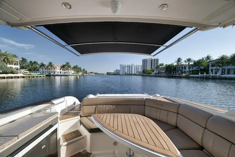 Slide: The Image of Sea Ray 350 SLX 2016 - 18