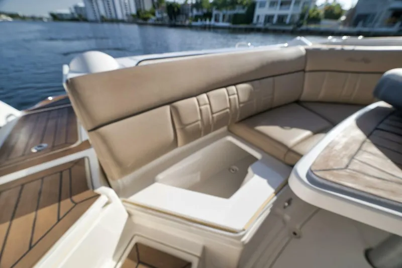 Slide: The Image of Sea Ray 350 SLX 2016 - 19