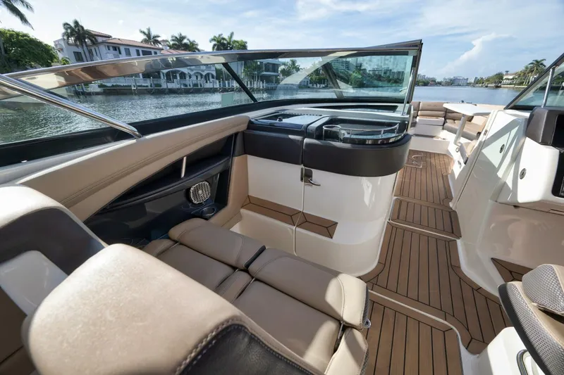 Slide: The Image of Sea Ray 350 SLX 2016 - 25