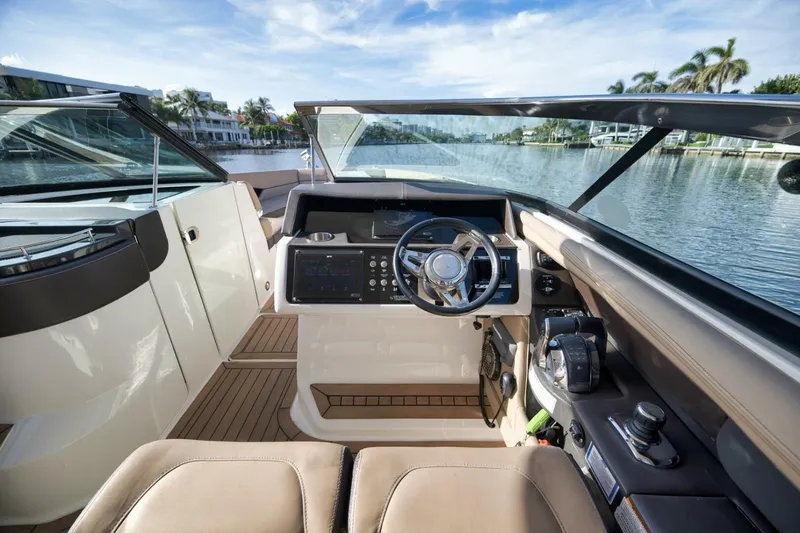 Slide: The Image of Sea Ray 350 SLX 2016 - 29