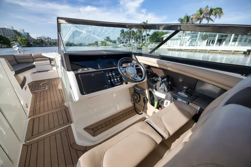 Slide: The Image of Sea Ray 350 SLX 2016 - 30