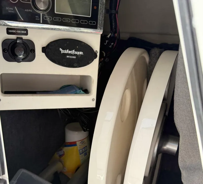 Slide: The Image of Sea Ray 240 Sun Deck Outboard 2014 - 6