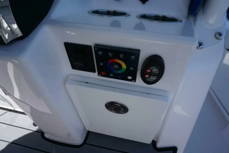 Slide: The Image of Everglades 253 Center Console 2022 - 7