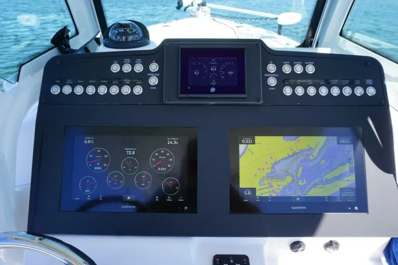 Slide: The Image of Everglades 253 Center Console 2022 - 9