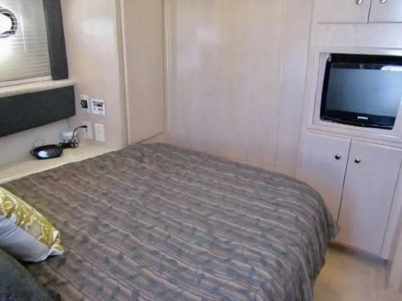 Slide: The Image of Carver Yachts 404 2000 - 12