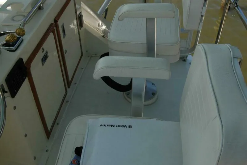 Slide: The Image of Bertram 33 Sport Fisherman 1987 - 32