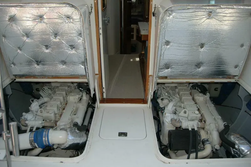 Slide: The Image of Bertram 33 Sport Fisherman 1987 - 44