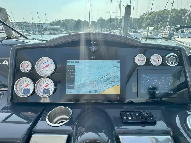 Slide: The Image of Formula 350 Crossover Bowrider 2024 - 32