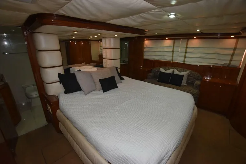 Slide: The Image of Hatteras 74 Sportdeck 1998 - 8