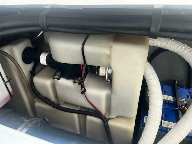 Slide: The Image of Sea Ray 410 Sundancer 2000 - 15