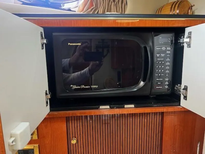 Slide: The Image of Sea Ray 410 Sundancer 2000 - 33