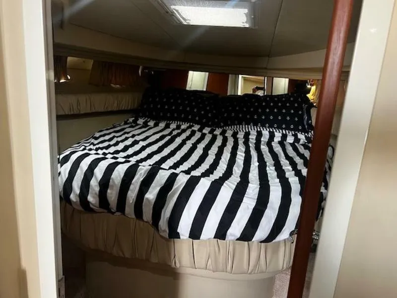 Slide: The Image of Sea Ray 410 Sundancer 2000 - 37