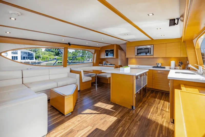 Slide: The Image of Hatteras GT63 2015 - 13