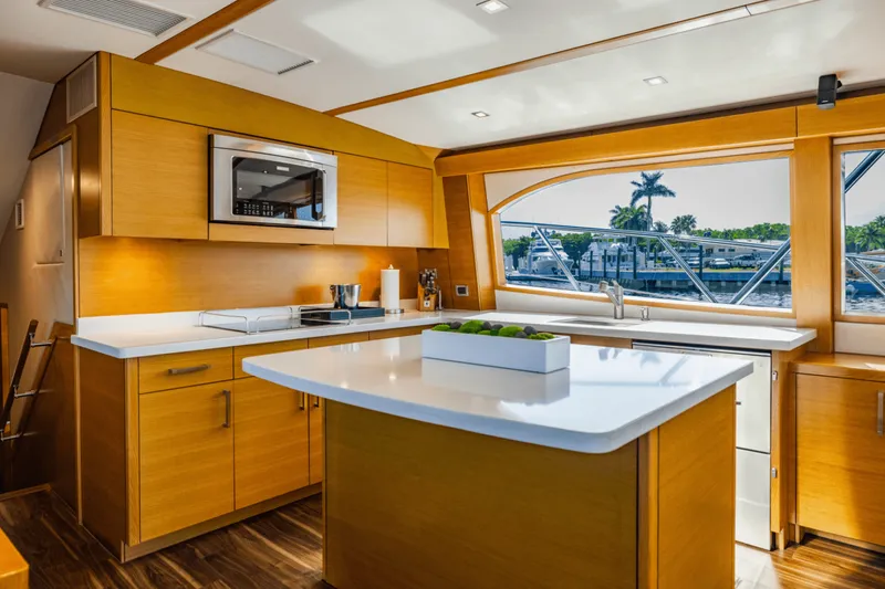 Slide: The Image of Hatteras GT63 2015 - 18