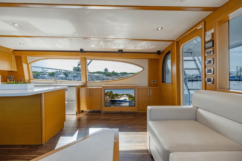 Slide: The Image of Hatteras GT63 2015 - 20