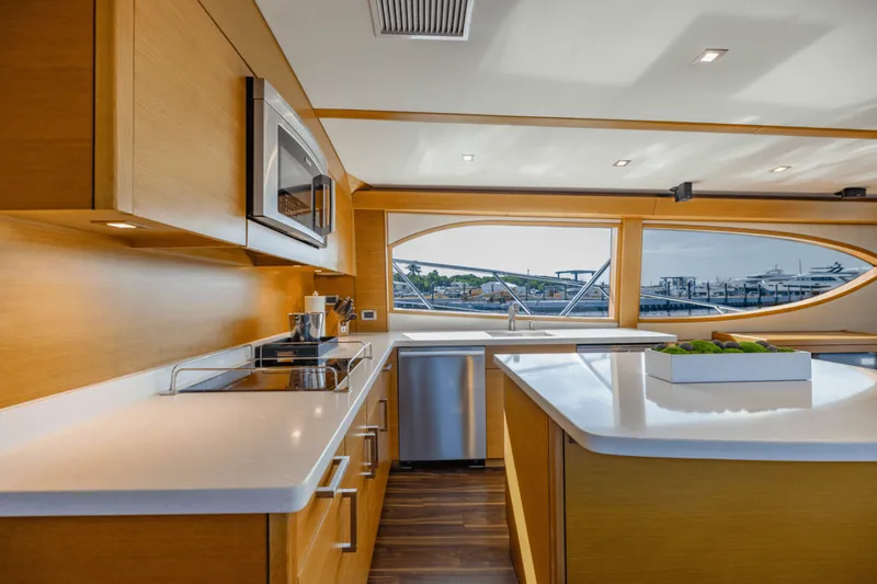 Slide: The Image of Hatteras GT63 2015 - 21