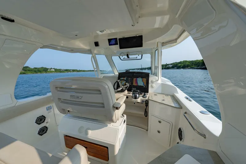 Slide: The Image of Boston Whaler 350 EX Realm 2019 - 16
