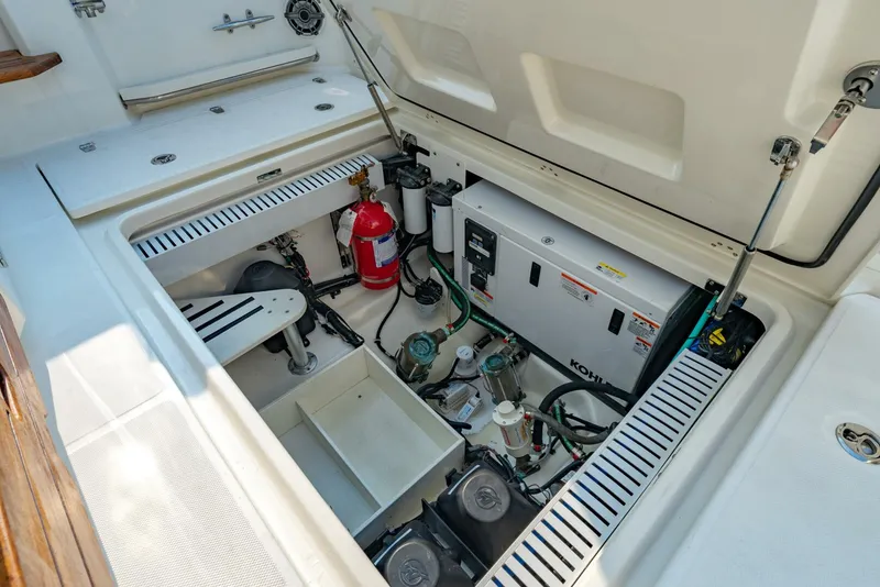 Slide: The Image of Boston Whaler 350 EX Realm 2019 - 28