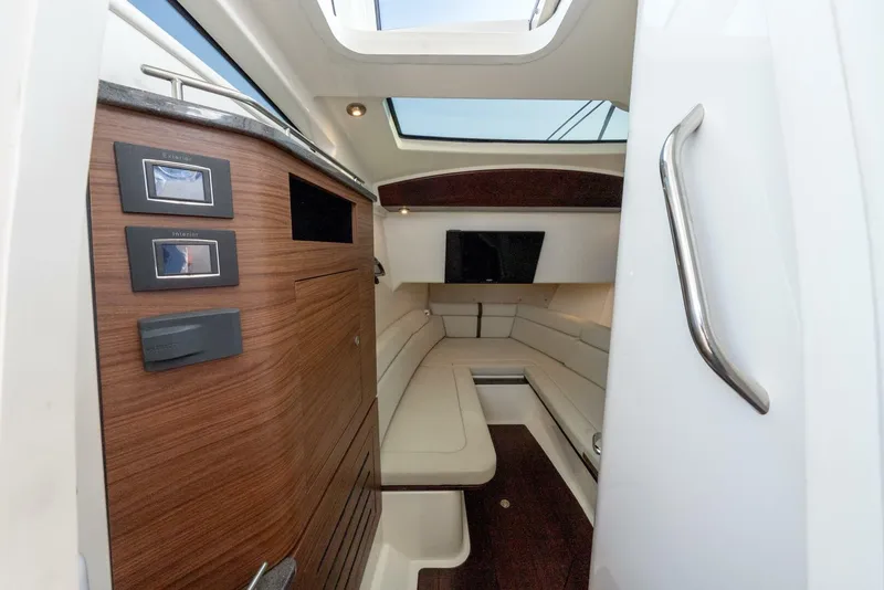 Slide: The Image of Boston Whaler 350 EX Realm 2019 - 32