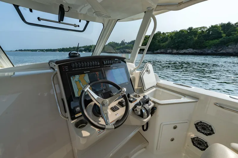 Slide: The Image of Boston Whaler 350 EX Realm 2019 - 9