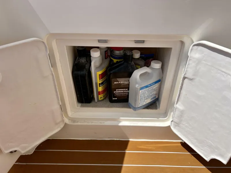 Slide: The Image of Viking 52 Flybridge 2000 - 32