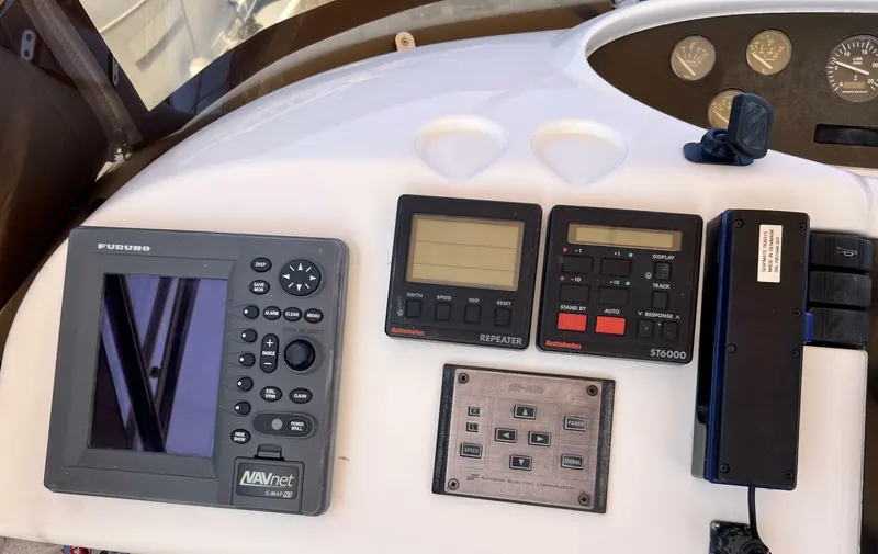 Slide: The Image of Viking 52 Flybridge 2000 - 40