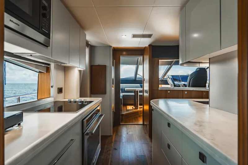 Slide: The Image of Sunseeker 86 2019 - 27