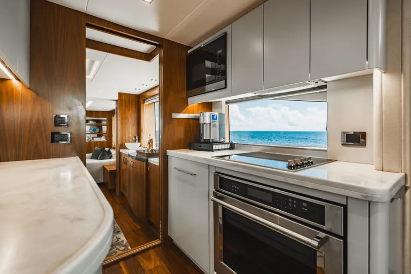 Slide: The Image of Sunseeker 86 2019 - 28