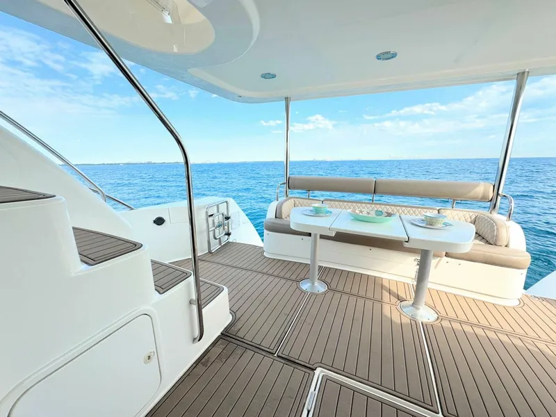 Slide: The Image of Neptunus 62 Flybridge 2005 - 17