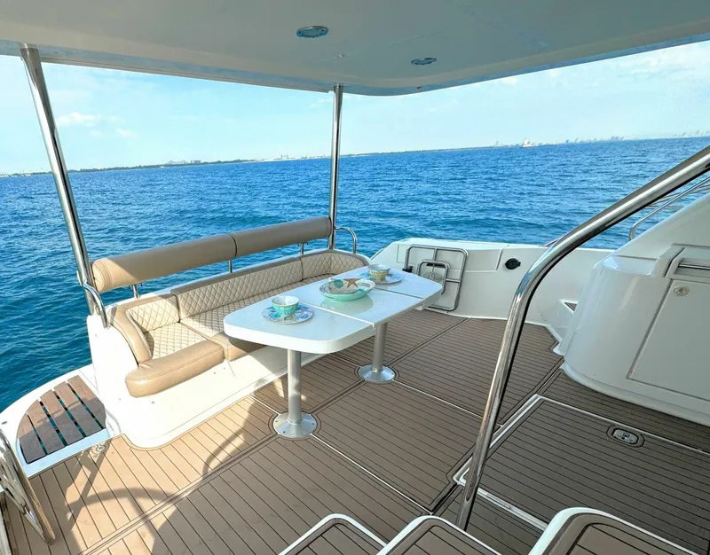 Slide: The Image of Neptunus 62 Flybridge 2005 - 18