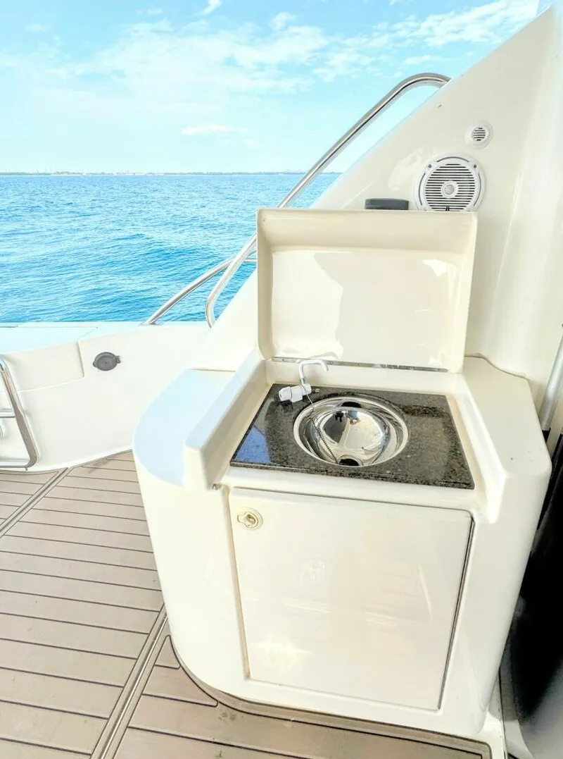 Slide: The Image of Neptunus 62 Flybridge 2005 - 8