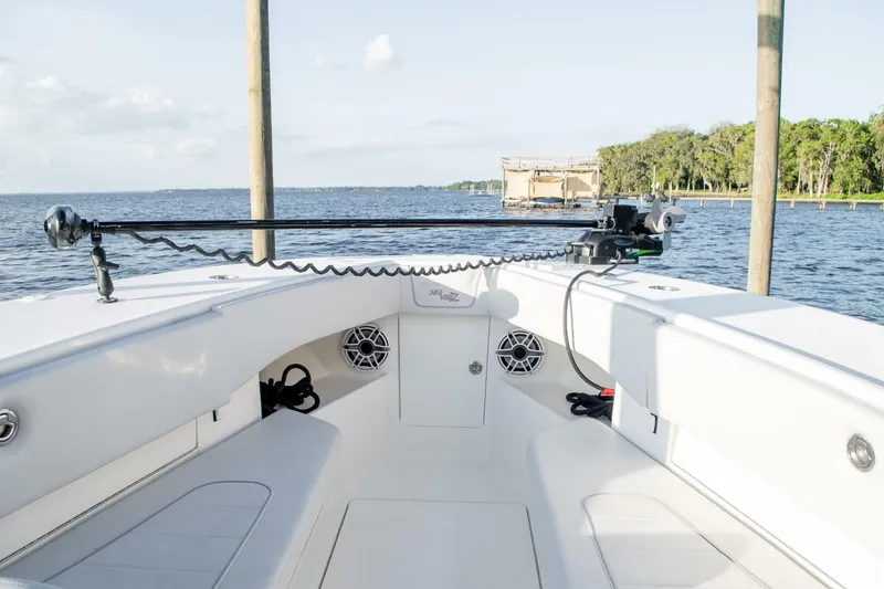 Slide: The Image of SeaVee 370Z 2021 - 13