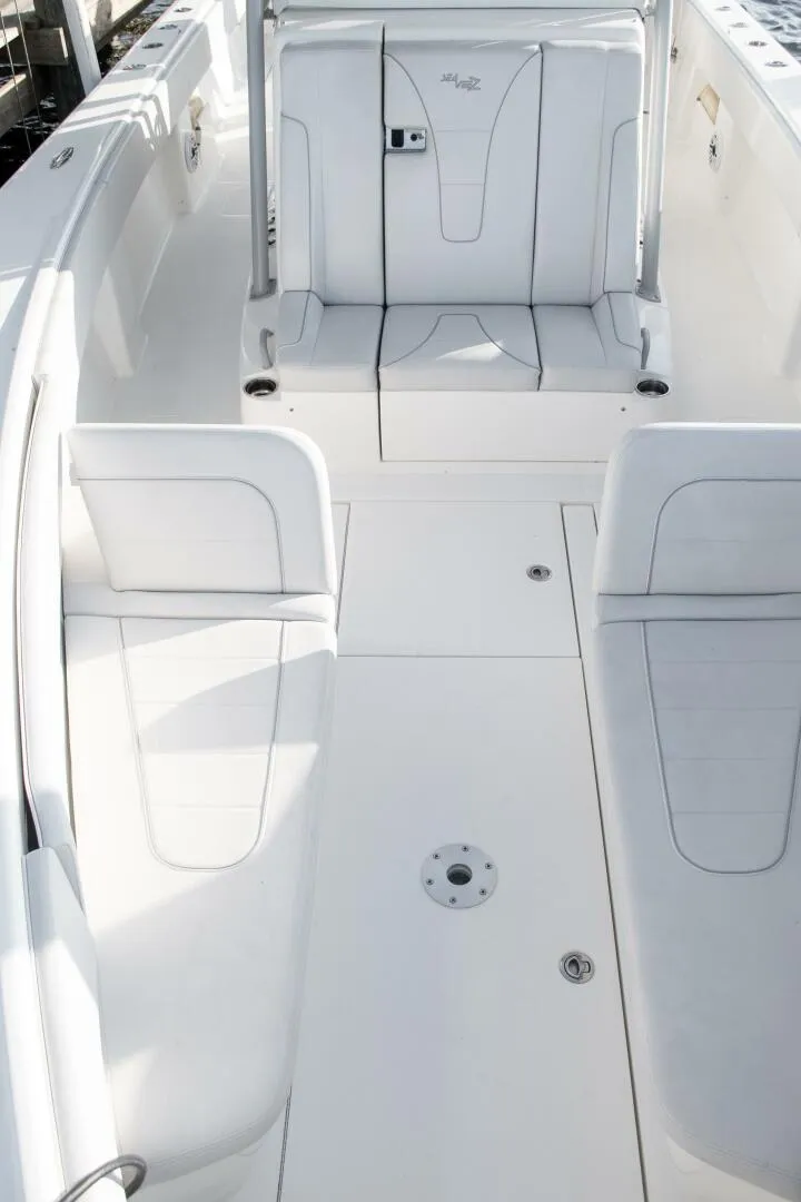 Slide: The Image of SeaVee 370Z 2021 - 14