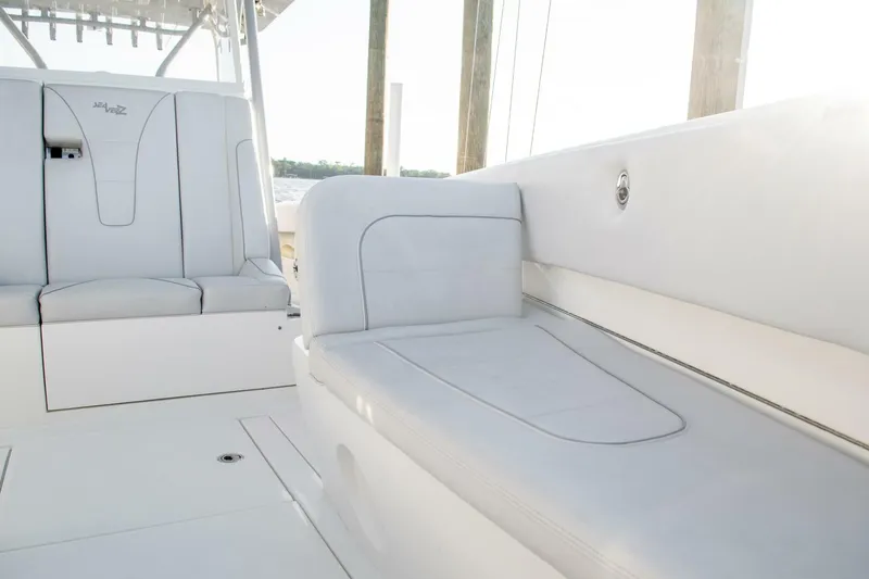 Slide: The Image of SeaVee 370Z 2021 - 16