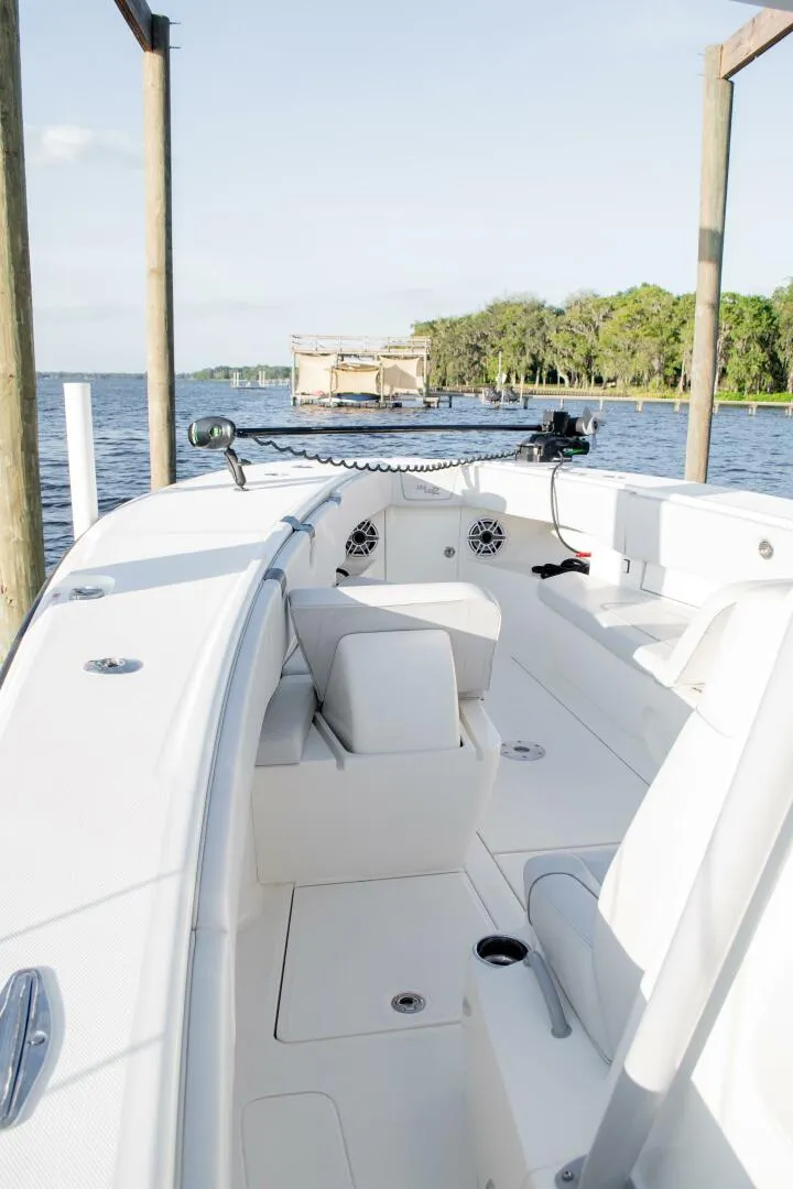 Slide: The Image of SeaVee 370Z 2021 - 17