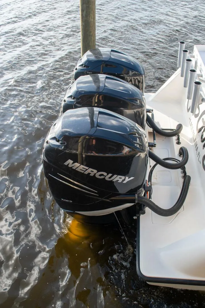 Slide: The Image of SeaVee 370Z 2021 - 25