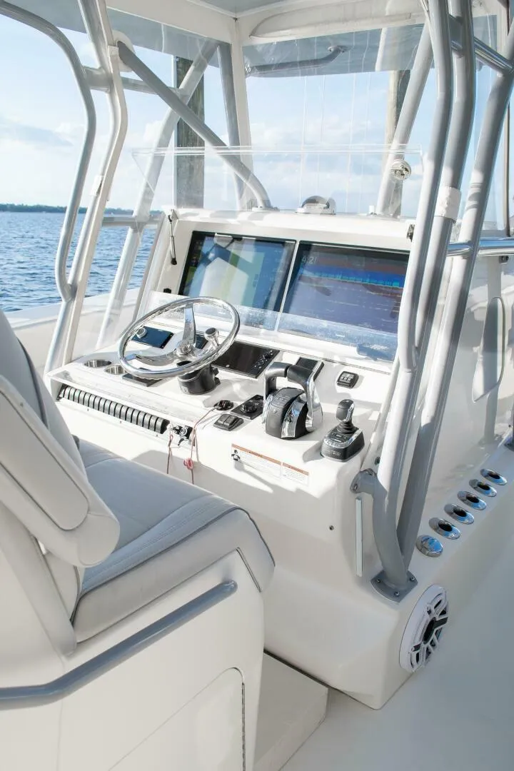Slide: The Image of SeaVee 370Z 2021 - 5